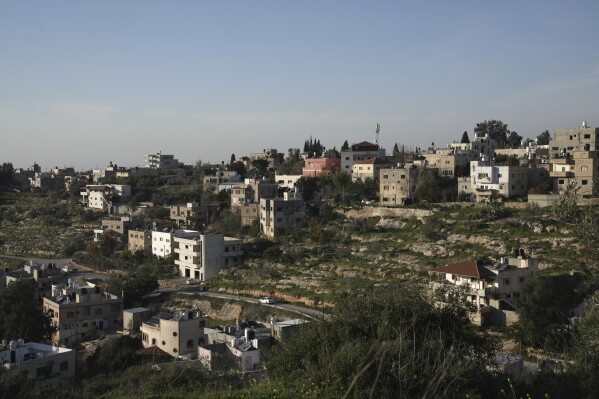 Le village occupé de Beit Rima, en Cisjordanie, est vu le dimanche 7 janvier 2024, deux jours après que les forces israéliennes ont tué un adolescent palestinien et en ont blessé deux autres dans une fusillade.  Un examen par Associated Press des images des caméras de sécurité et des entretiens avec les deux survivants blessés indique que les soldats israéliens ont ouvert le feu sur le trio alors qu'ils ne semblaient pas constituer une menace.  (Photo AP/Mahmoud Illéan)