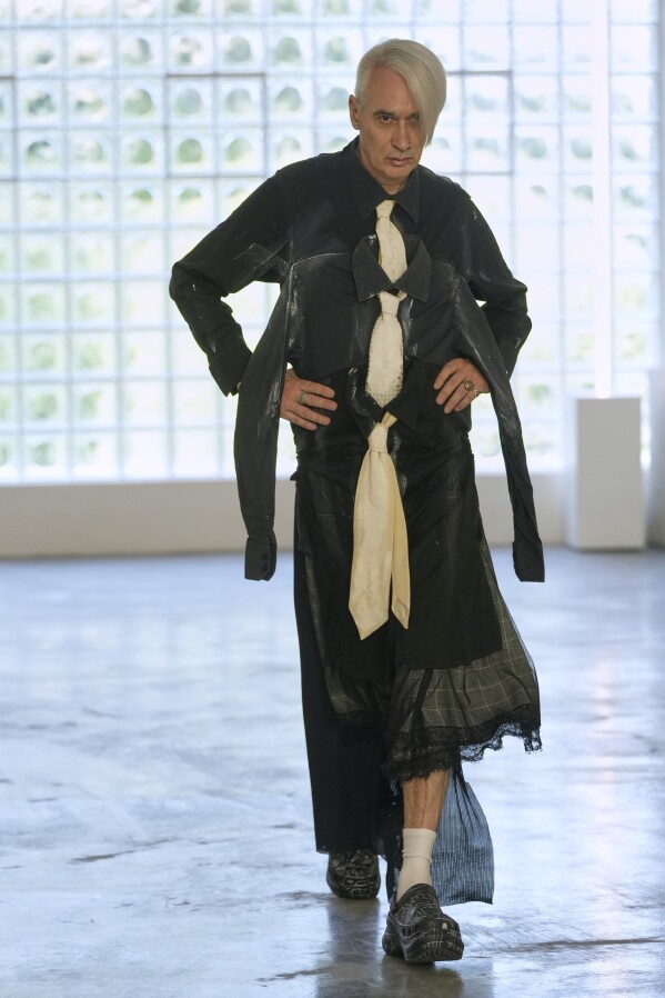 A model wears a creation as part of the men's Simon Cracker Spring-Summer 2026 collection, that was presented in Milan, Italy, Sunday, June 22, 2025. (AP Photo/Luca Bruno)