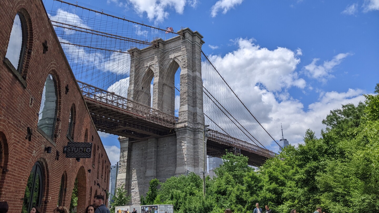 Банери от сериала „Къщата на дракона“ на HBO не се веят по мостовете в Ню Йорк, както предполагат видеоклиповете онлайн