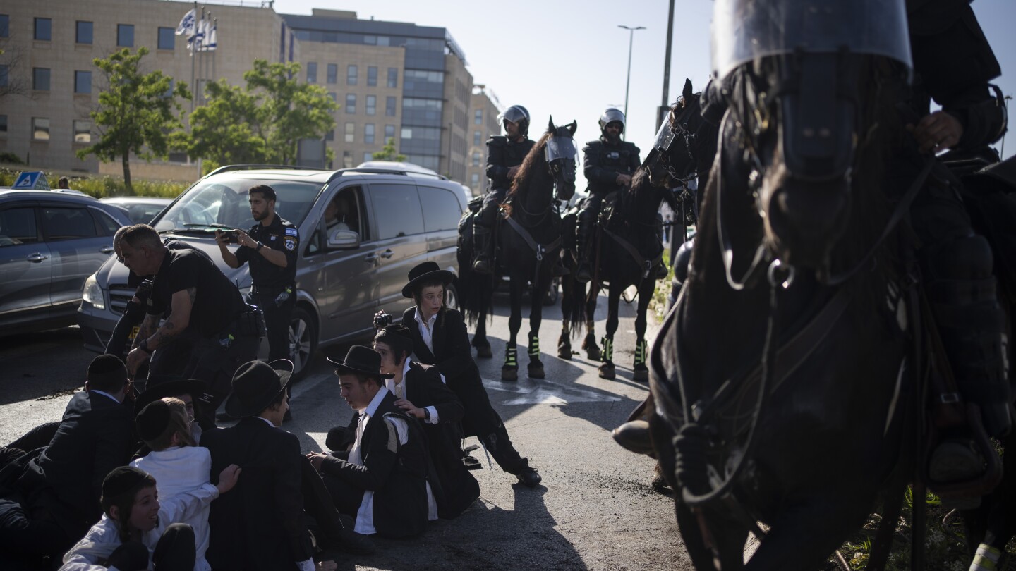 Manifestantes judeus ultraortodoxos bloqueiam as estradas de Jerusalém antes da decisão do tribunal israelense sobre isenções de recrutamento