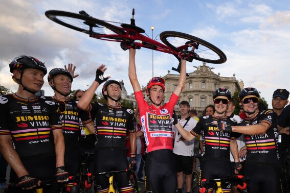 CORRECTS TO ''WINS THE VUELTA'' - Sepp Kuss of Jumbo-Visma celebrates after winning the Vuelta cycling race in Madrid, Spain, Sunday, Sept. 17, 2023. (AP Photo/Manu Fernandez)