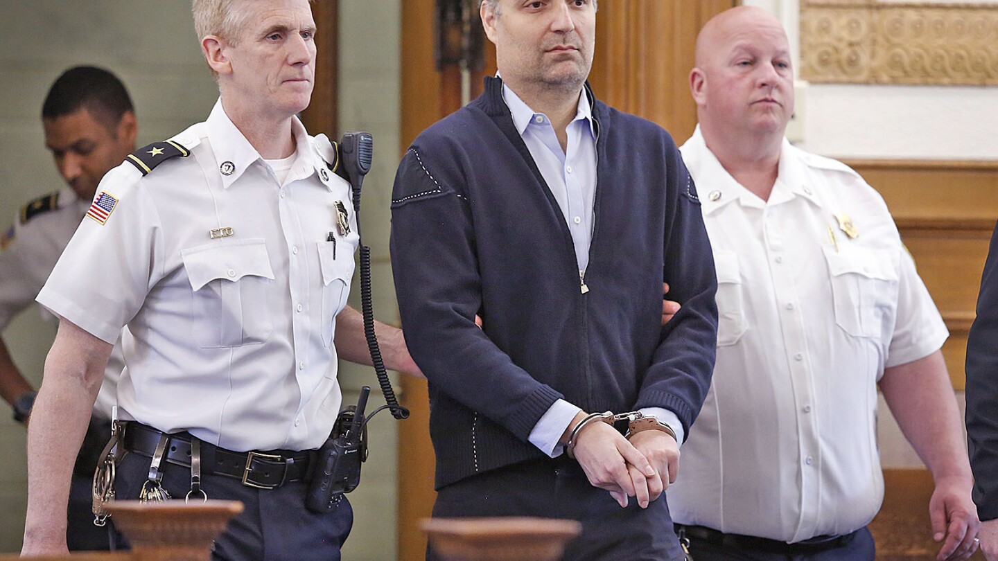 Мъж, обвинен в убийството на жена си, беше осъден по отделно дело, включващо продажба на фалшиви картини на Анди Уорхол