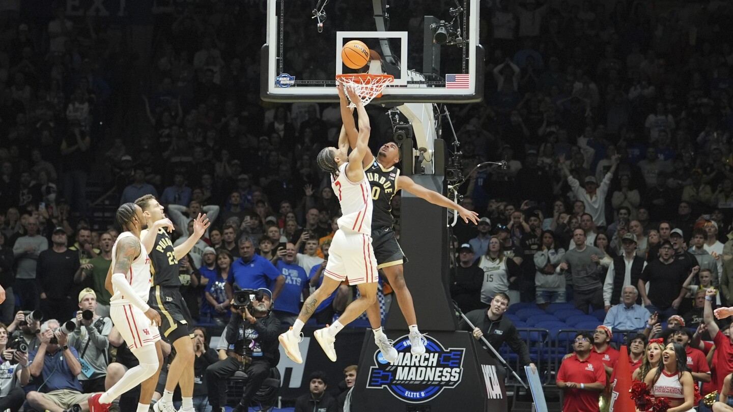 Milos Uzan's late bucket on inbound play sends Houston into Elite Eight with 62-60 win over Purdue