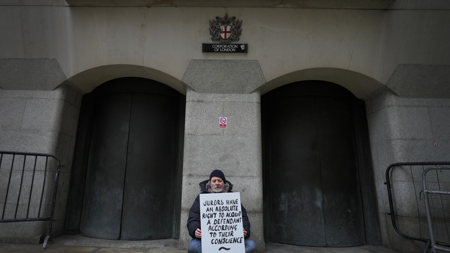 ЛОНДОН АП — За това че държи табела пред съда