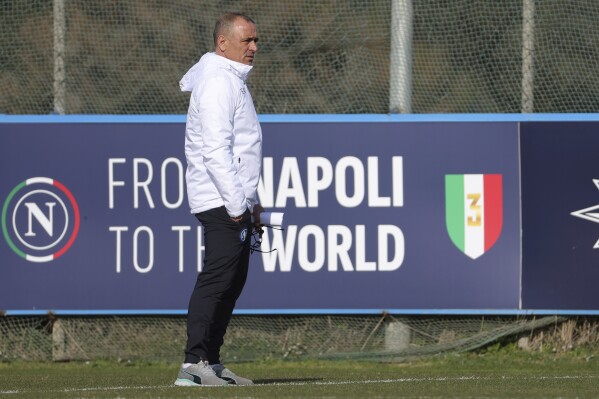 Newly appointed Napoli's head coach Francesco Calzona, right, during his first training session in Castel Volturno, near Naples, Italy, Feb. 20, 2024. SSC Napoli will face FC Barcelona for a Chamions League, round of sixteen first leg, soccer match on Wednesday, Feb. 21, 2024. (Alessandro Garofalo/LaPresse via AP)