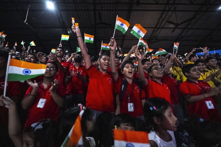 Okul çocukları, 23 Ağustos 2023 Çarşamba, Hindistan'ın Guwahati kentindeki bir okulda Chandrayaan-3 uzay aracının aya başarılı inişini kutluyor. (AP Fotoğrafı/Anupam Nath)