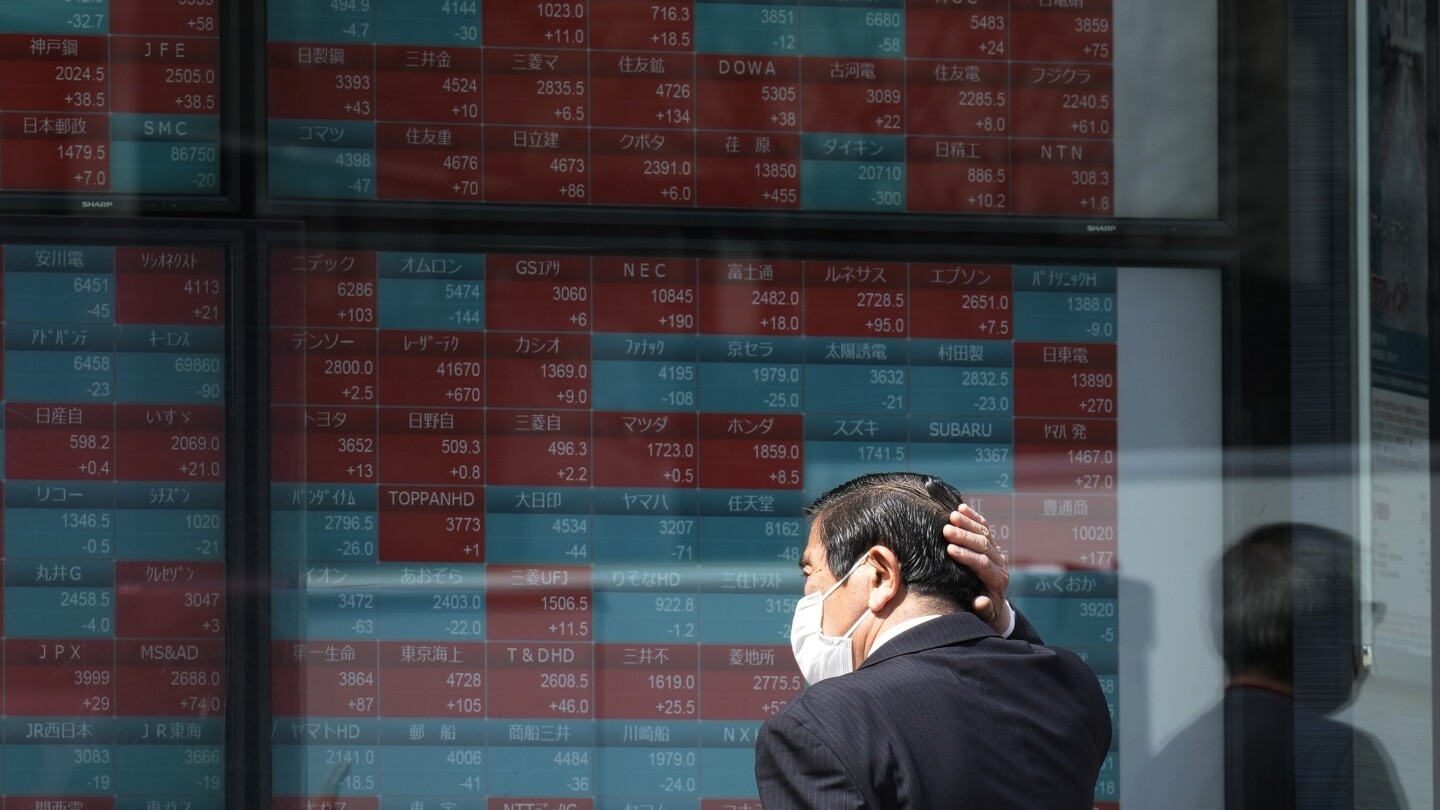 ТОКИО AP — Азиатските акции се понижиха предимно в петък