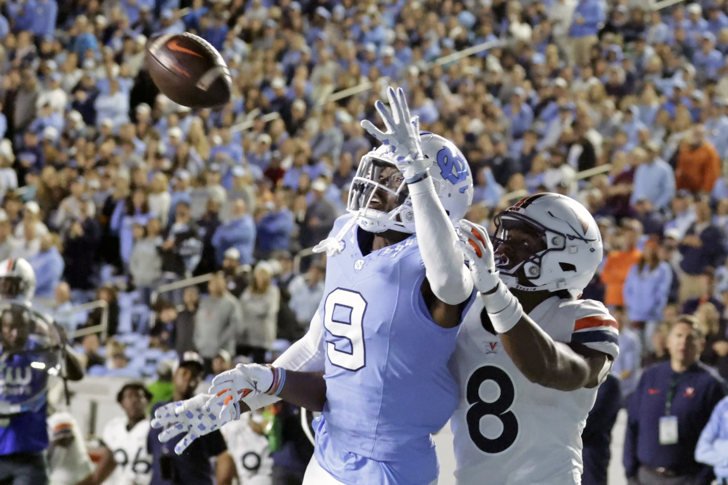 Mike Hollins and Malik Washington help Virginia stun No. 10 North Carolina 31-27