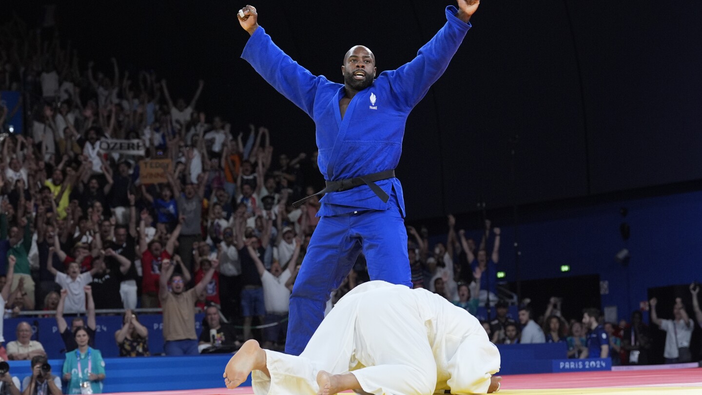 L’icône française du judo Teddy Riner remporte sa 3e médaille d’or olympique individuelle devant un public passionné