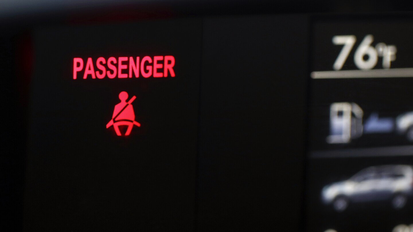 US to require passenger automobiles to sound alarms if rear passengers do not fasten their seat belts