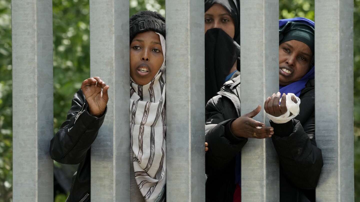 ГРАНИЦА ПОЛША БЕЛАРУС Полша AP — Сомалийска жена прокарва превързаната си