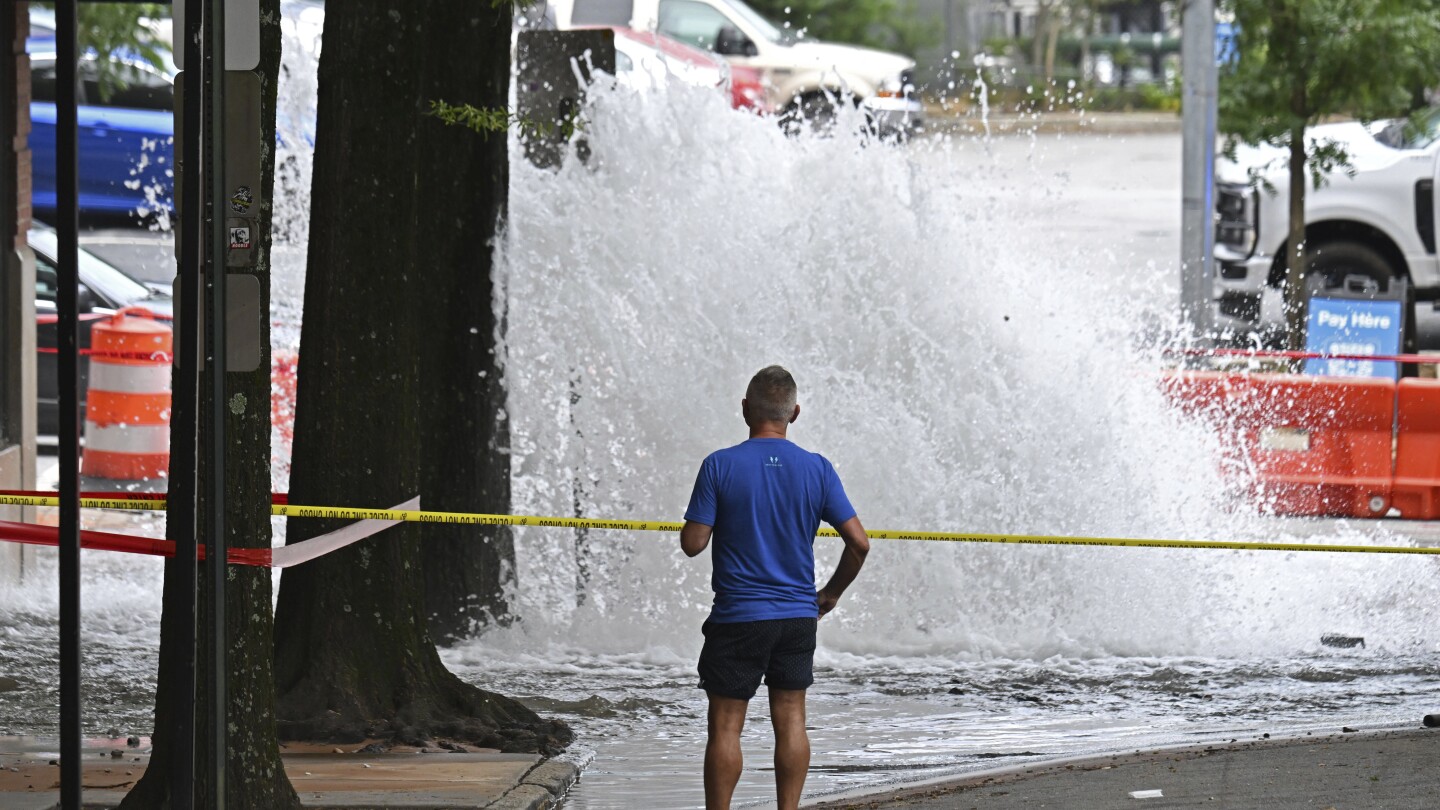 Проблемите с водата в Атланта продължават вече четвърти ден, след като градът най-накрая прекъсна бликащия теч