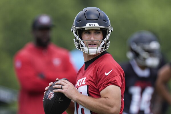 Atlanta Falcons quarterback Kirk Cousins throws a pass during an NFL football practice Monday, June 3, 2024, in Flowery Branch, Ga. (AP Photo/John Bazemore)