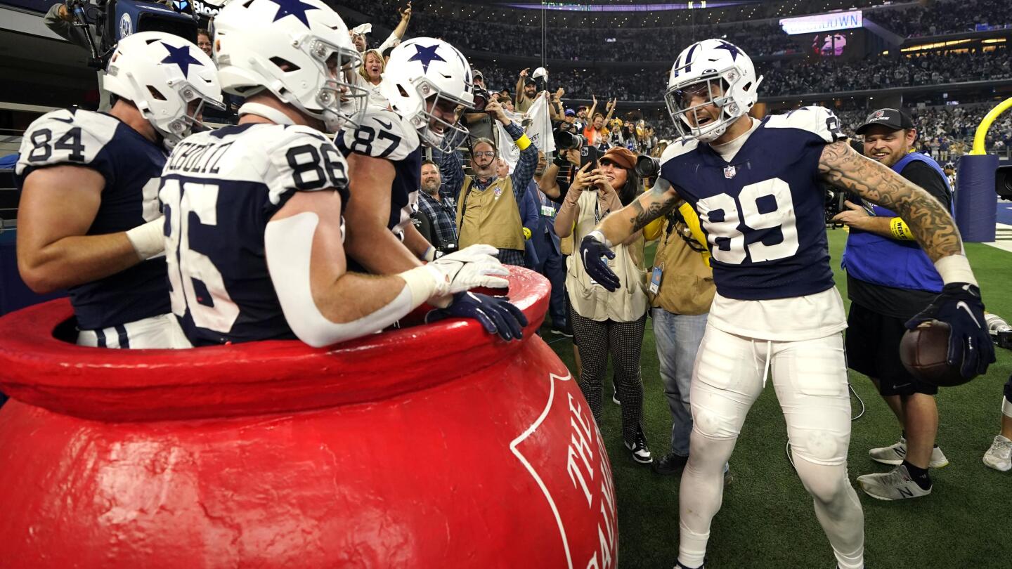 Dallas Cowboys tight end Peyton Hendershot (89) runs for a