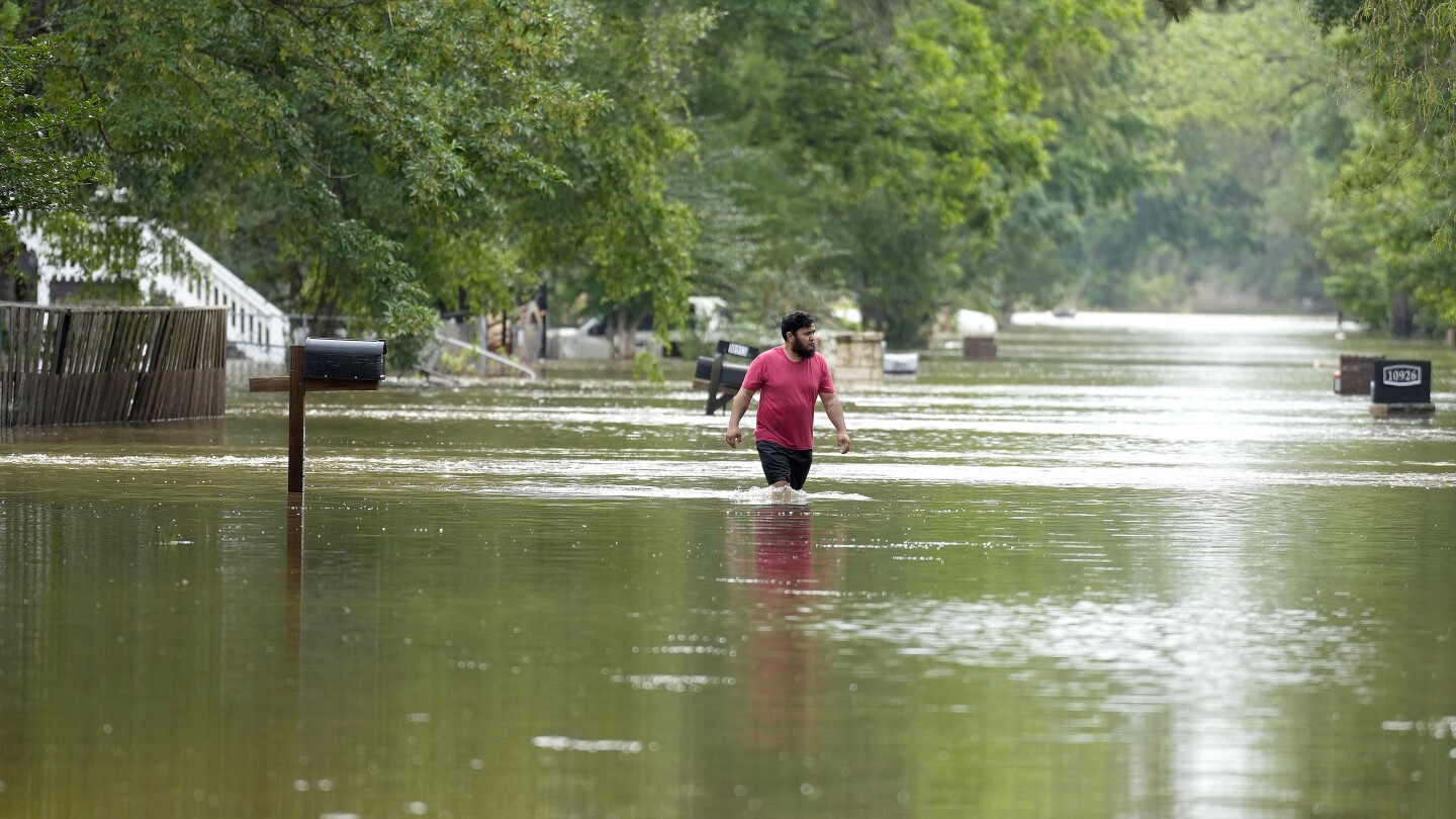 Powodzie w Teksasie: Trwa akcja ratownicza, ponieważ synoptycy przewidują dalsze opady deszczu