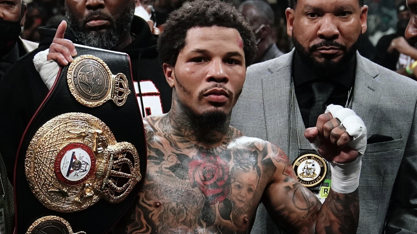 Davis, Roach Make Weight Ahead of Title Fight in Brooklyn