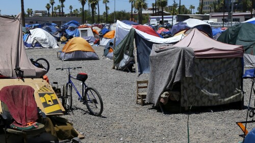 DOSSIER – Un grand campement de sans-abri est présenté à Phoenix, le 5 août 2020. La ville de Phoenix doit se rendre au tribunal le lundi 10 juillet 2023 pour prouver qu'elle a respecté un délai pour nettoyer un grand campement de sans-abri, une action qui a attiré l'attention des défenseurs des droits civiques.  (AP Photo/Ross D. Franklin, Fichier)