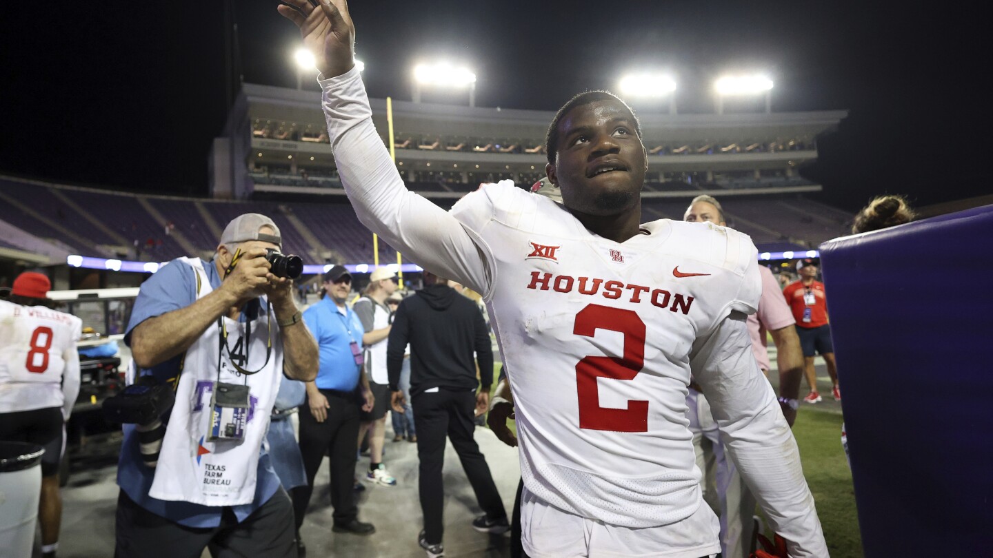 Houston changes QBs after consecutive shutout losses, defeating TCU 30-19