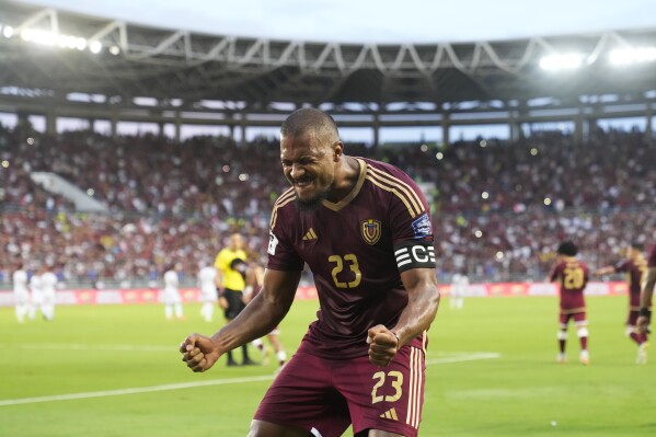 Salomón Rondón de Venezuela celebra haber anotado el segundo gol de su equipo contra Bolivia durante un partido por las eliminatorias mundialistas el 6 de junio de 2025, en Maturín, Venezuela. (AP Foto/Ariana Cubillos)