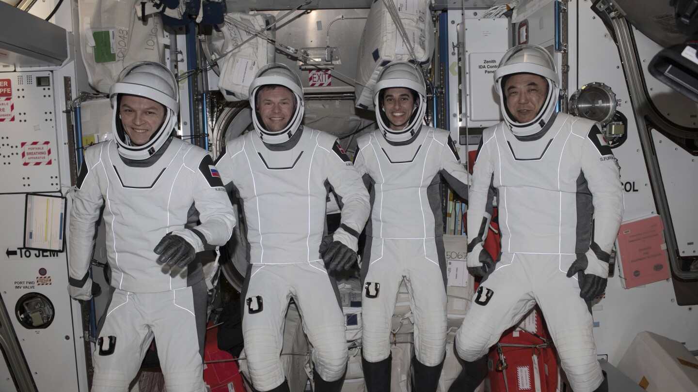 КЕЙП КАНАВЕРАЛ, Флорида (AP) — Четирима астронавти от четири страни