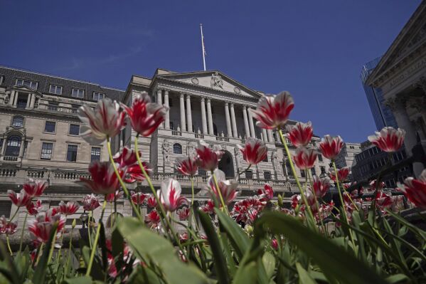 2024年5月9日星期四，伦敦英格兰银行概况。英国央行（Bank of England）将英国主要利率保持在16年来最高的5.25%，一些政策制定者仍在担心一些关键的通胀措施。在周四的一份声明中，该行九名成员组成的货币政策委员会以7票对2票投票决定维持利率不变，两名反对者支持将利率下调四分之一。（Yui Mok/PA通过AP）