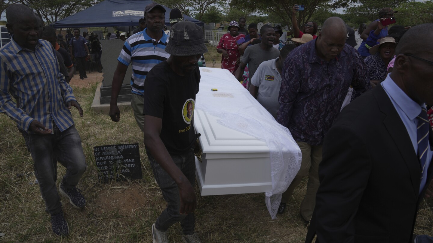ХАРАРЕ Зимбабве AP — Зимбабвийски опозиционен активист убит преди близо