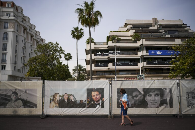 Uma pessoa caminha pela Croisette antes do Festival de Cinema de Cannes, em Cannes, sul da França, domingo, 12 de maio de 2024. O 77º Festival de Cinema de Cannes acontece de 14 a 25 de maio.  (Foto AP/Daniel Cole)