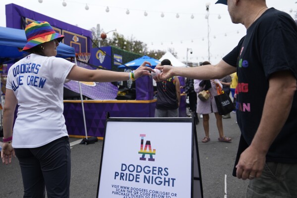 LGBTQ+ fans react to Blue Jackets acquisition of Pride Night boycotter