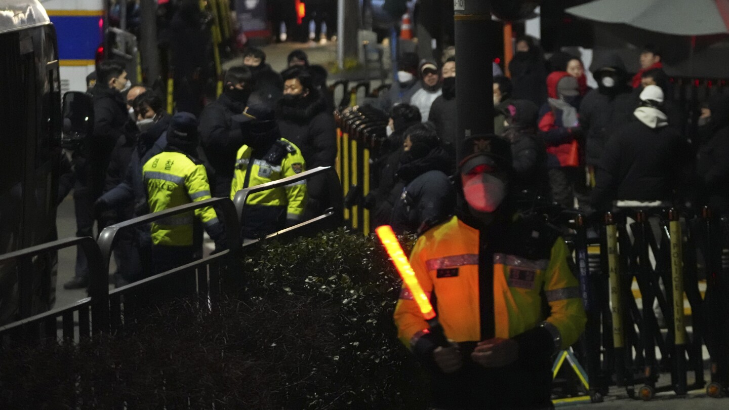 South Korean cops input presidential compound to detain impeached Yoon