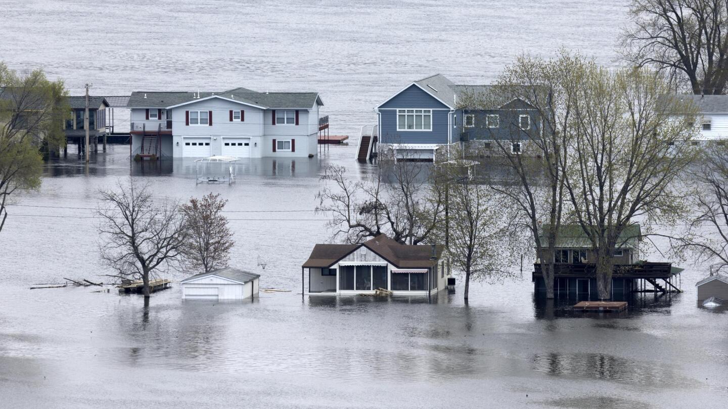 Mississippi River flooding prompts evacuations, sandbagging AP News