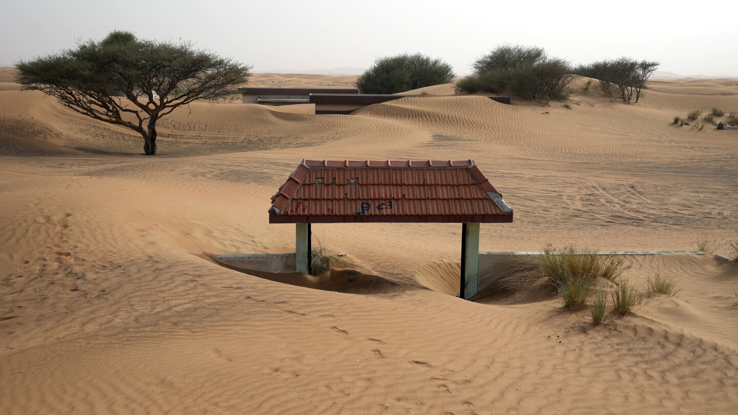 قرية صحراوية مهجورة على بعد ساعة من دبي تقدم لمحة عن الماضي المضطرب لدولة الإمارات العربية المتحدة