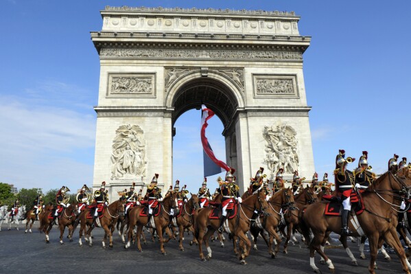 Republican Guards ride past the Arc de Triomphe during the traditional Bastille Day parade in Paris, Thursday, July 14, 2011. France celebrated its annual Bastille Day celebrations on Thursday with a traditional military parade along the Champs-Elysees.  The celebration commemorates the storming of the Bastille prison on 14 July 1789, which symbolised the birth of modern France.  (ĢӰԺ Photo/Philippe Wojazer, Pool)