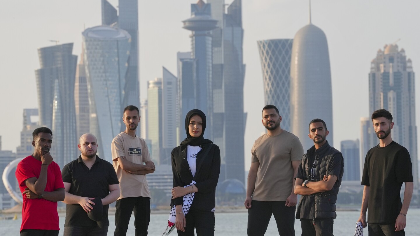 ДОХА Катар АП — Те се разхождат по крайбрежната алея