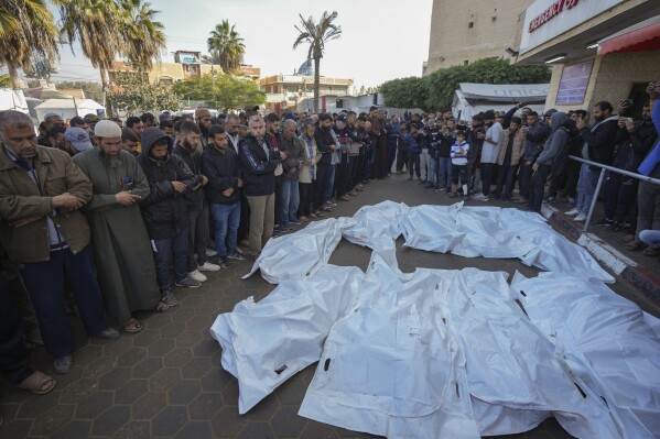 Ataque israelí en Gaza central mata a por lo menos 25 personas | AP News