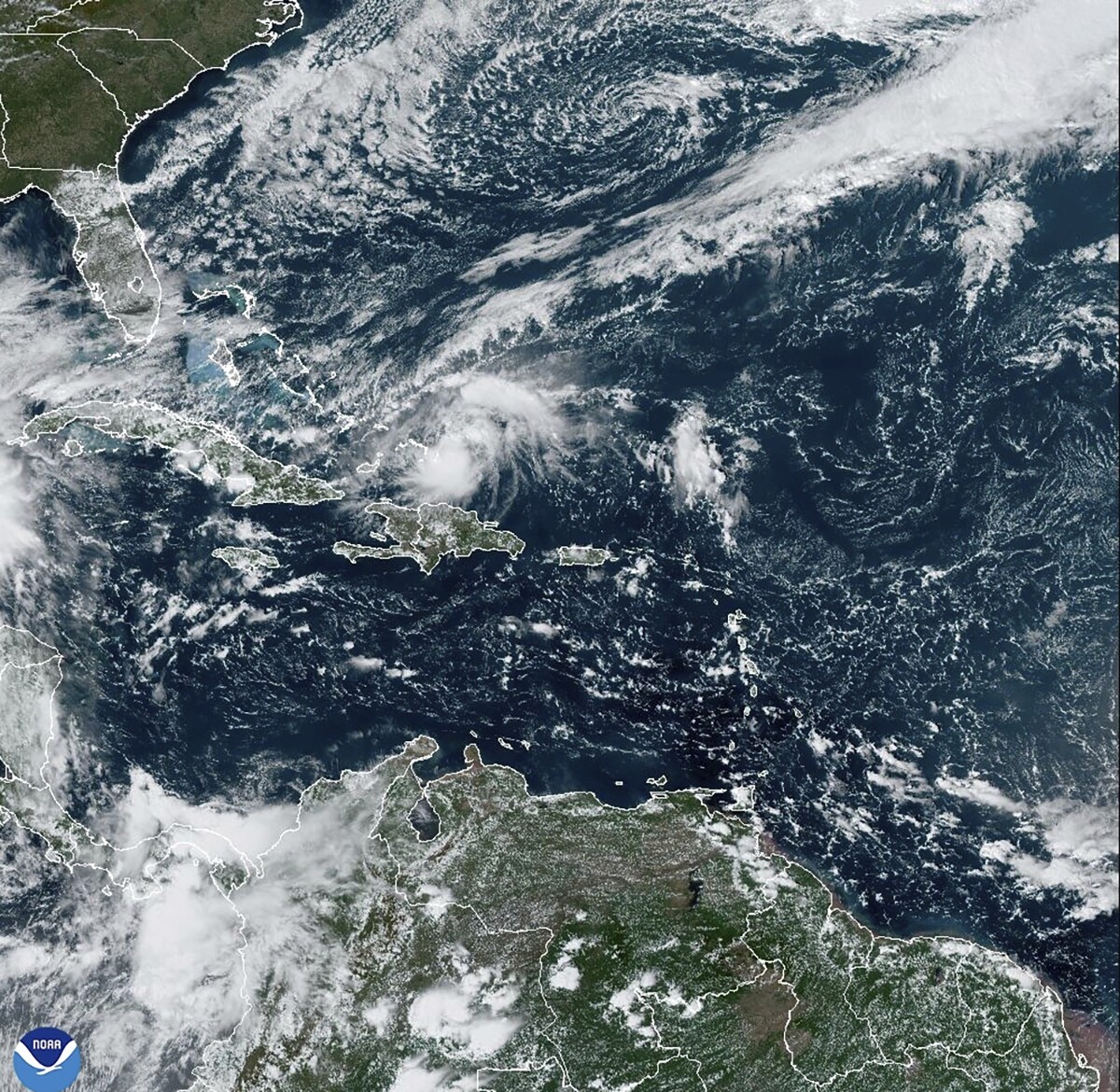 Huracán Oscar se forma frente a las Bahamas; Nadine cerca de costa sur del Caribe mexicano