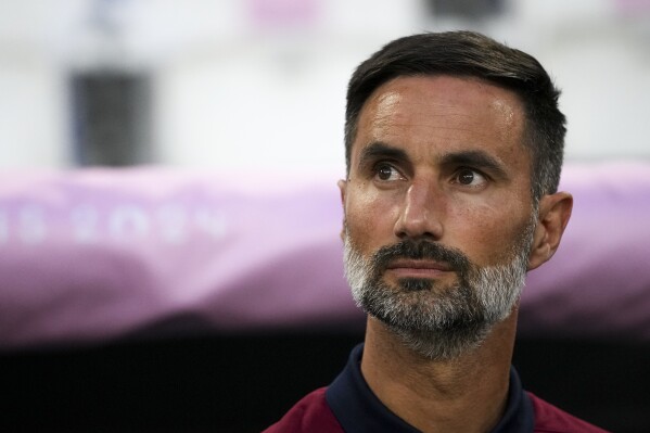United States' head coach Marko Mitrovic looks on before the start of the men's Group A soccer match between France and the United States at the Velodrome stadium, during the 2024 Summer Olympics, Wednesday, July 24, 2024, in Marseille, France. (ĢӰԺ Photo/Daniel Cole)
