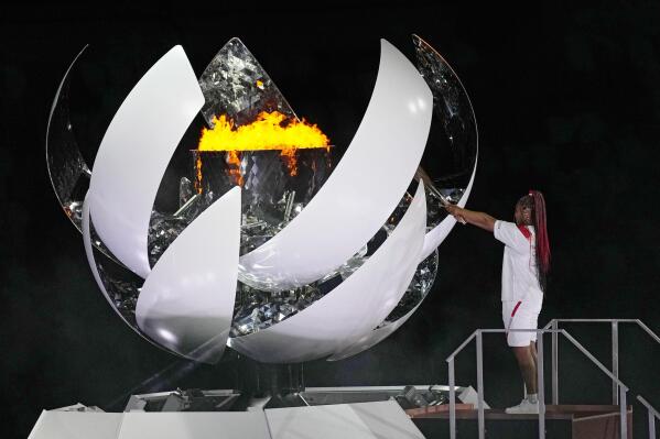 Naomi Osaka enciende el pebetero de los Juegos Olímpicos de Tokio 2020 en la ceremonia de apertura, el viernes 23 de julio de 2021. (AP Foto/David J. Phillip)