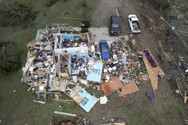 At Least 26 Dead In Massive U.S. Storm After Kansas Reports 8 Fatalities (huffpost.com)