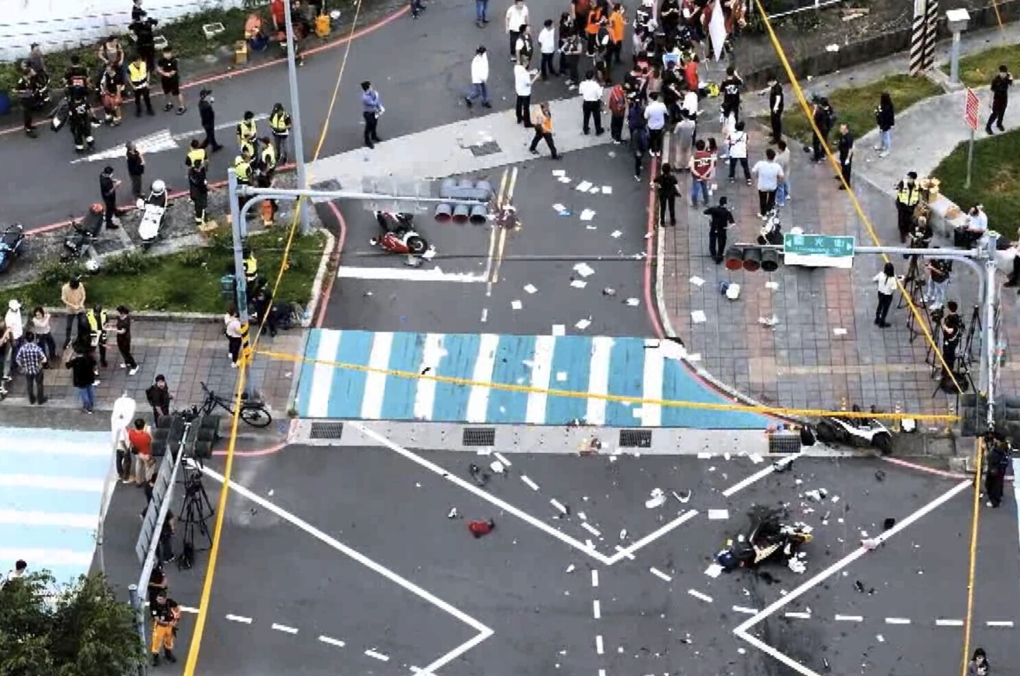 A car runs a red light and kills 3 people in Taiwan, including two 12-year-old girls