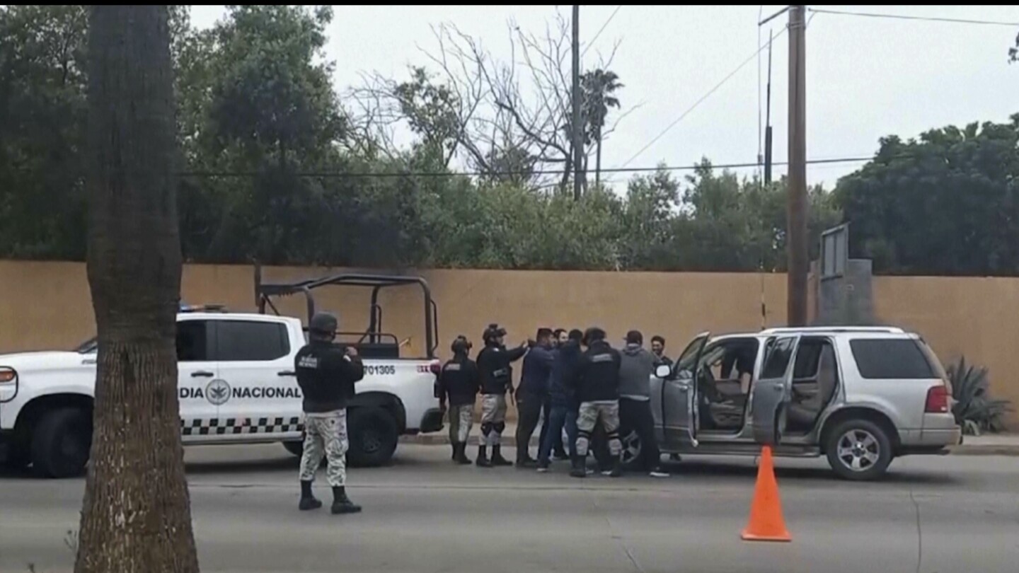 Мексикански криминалисти са на място в Долна Калифорния, където според съобщенията са открити 3 тела