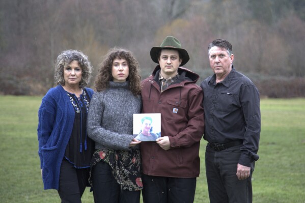 In this undated image provided by Haylee Wendling, family members of Colin Conner pose for a photo as they hold an image of Colin. Conner, who struggled with opioid addiction for years, lost his life to a fentanyl overdose in June 2023, just days after being released from a Salt Lake City jail. Conner's father said the jail had discontinued his methadone prescription, causing him to go through agonizing withdrawal and prompting cravings to return while he was behind bars. (Haylee Wendling via 番茄直播)