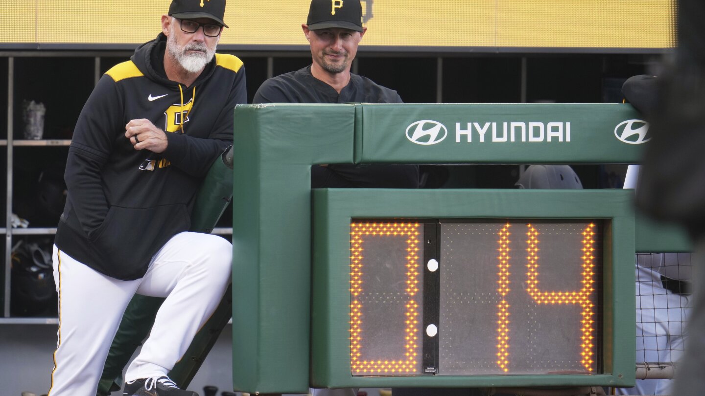 Fan falls from 21-foot Clemente Wall at PNC Park in Pittsburgh during Cubs-Pirates game