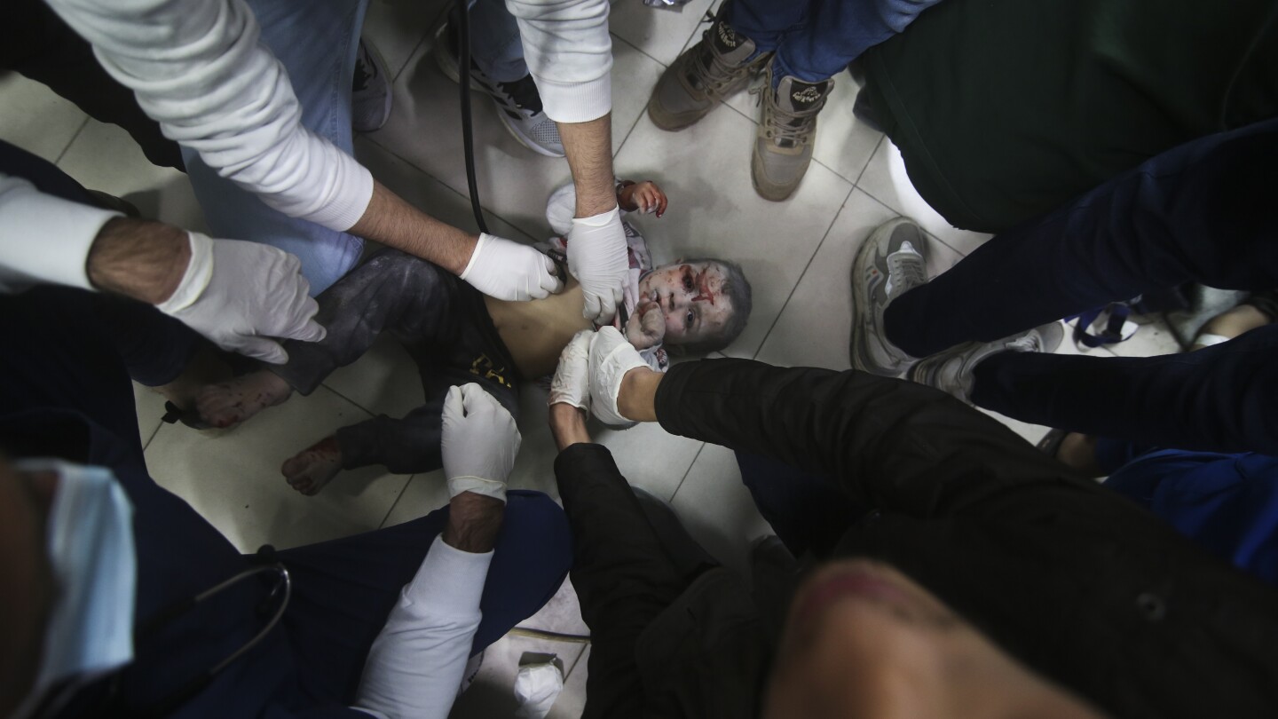 Guerra entre Israel y Hamás: los palestinos describen el ataque alrededor del hospital de Gaza
