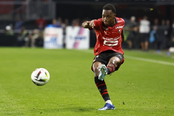 FILE - Rennes' Jeanuel Belocian kicks the ball during the French League One soccer match between Rennes and Paris Saint Germain, at the Roazhon Park Stadium, in Rennes, France, Sunday, Oct. 8, 2023. Bayer Leverkusen has signed 19-year-old French defender Jeanuël Belocian in the first new arrival since Xabi Alonso’s team won the German league and cup double. Belocian, who has played twice for the France under-21 national team, arrives from Rennes on a contract through 2029. (AP Photo/Jeremias Gonzalez, File)