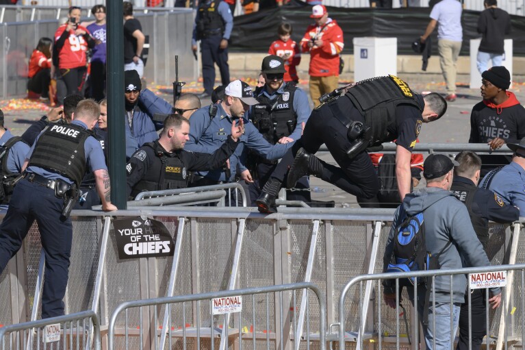 Brottsbekämpande tjänstemän tillhandahåller säkerhet runt Union Station efter en skottlossning vid Kansas City Chiefs' NFL fotbolls Super Bowl-firande i Kansas City, Missouri, onsdagen den 14 februari 2024. Enligt räddningstjänsten har flera personer skadats.  (AP) Foto/Reed Hoffman)