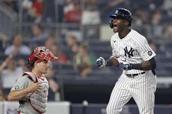 J.T. Realmuto blast helps Phillies beat Yankees