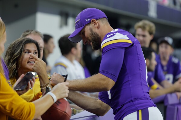 Fans embrace Vikings' new home at preseason opener