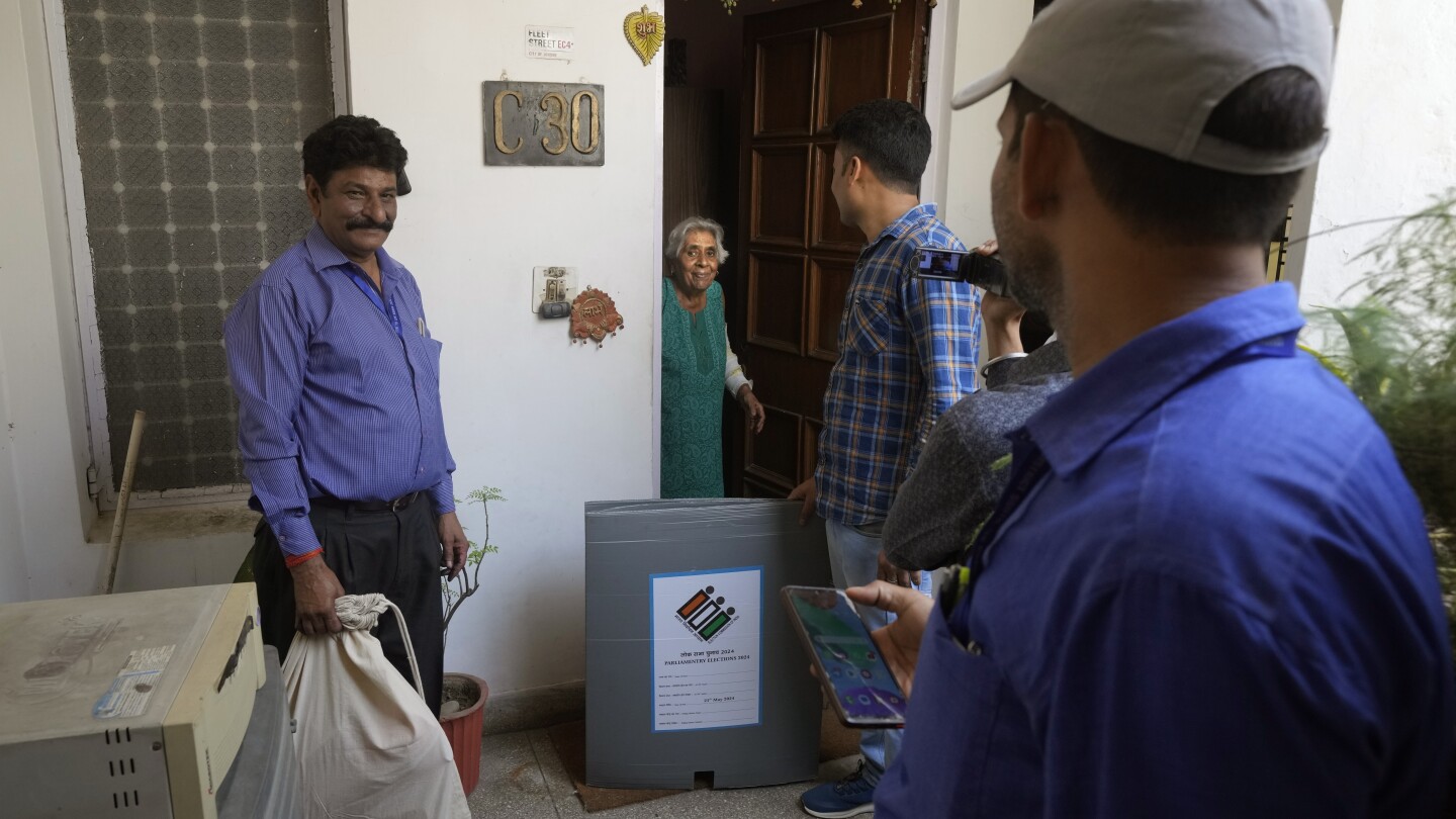 СНИМКИ AP: За първи път възрастните хора и хората с увреждания в Индия могат да гласуват от вкъщи