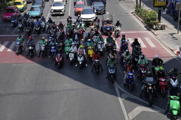 Motorcyclists stop in the shade of a skytrain line on a hot day in Bangkok, Thailand, Friday, May 3, 2024. (Ǻ Photo/Sakchai Lalit)