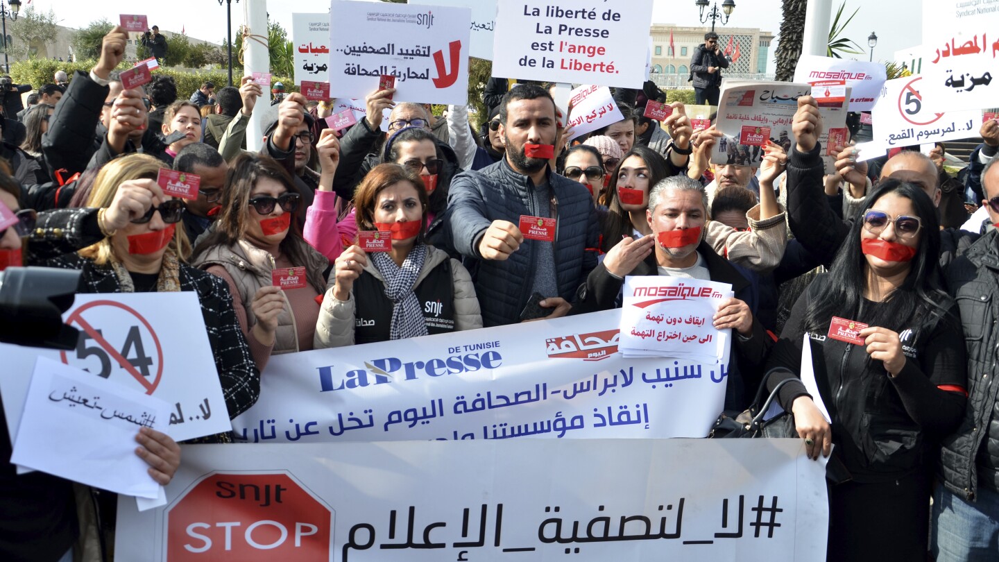 ТУНИС Тунис AP — Тунизийски съд в сряда осъди двама